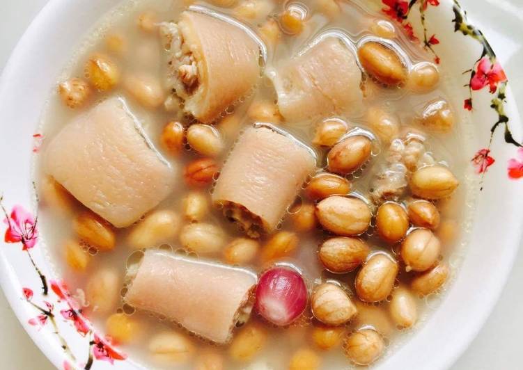 Canh đuôi heo nấu với đậu phộng được xem là những món ăn trị thận yếu thường thấy nhất