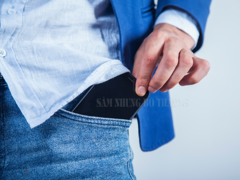Thói quen để điện thoại trong túi quần có thể gây hại tinh trùng
